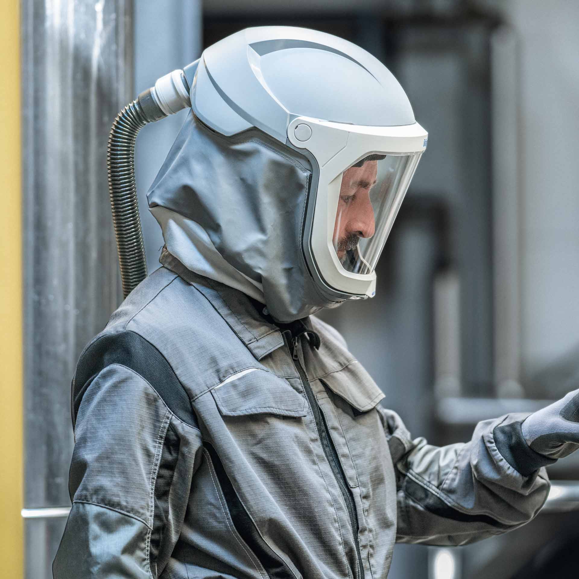 Dräger-Gebläsefiltergerät X-plore 8500 mit Helm-Anwendungsbild2